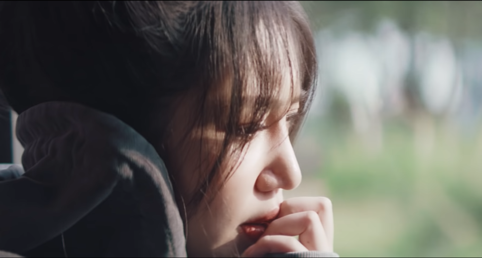 "Khi Em Lớn" thể hiện thành công nỗi cô đơn của người trẻ khi va vấp vào đời. "Khi Em Lớn" thể hiện thành công nỗi cô đơn của người trẻ khi va vấp vào đời.