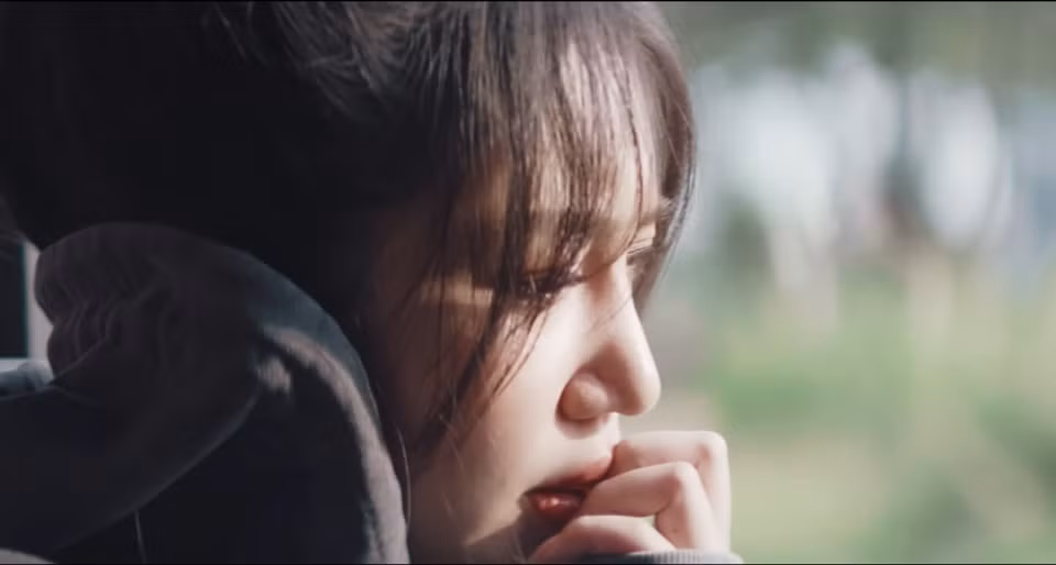 "Khi Em Lớn" thể hiện thành công nỗi cô đơn của người trẻ khi va vấp vào đời. "Khi Em Lớn" thể hiện thành công nỗi cô đơn của người trẻ khi va vấp vào đời.