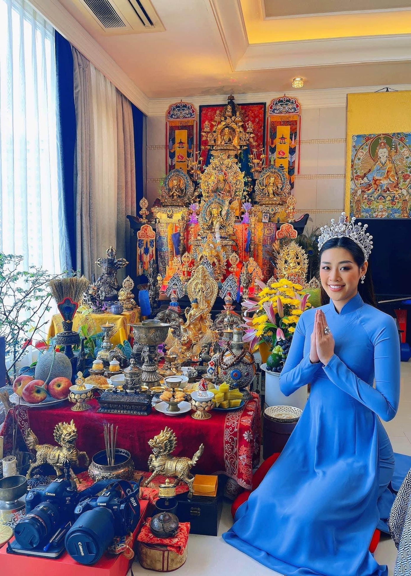 Dù cúng tổ tại nhà, Hoa hậu Khánh Vân vẫn diện áo dài nền nã, trang nghiêm. Dù cúng tổ tại nhà, Hoa hậu Khánh Vân vẫn diện áo dài nền nã, trang nghiêm.