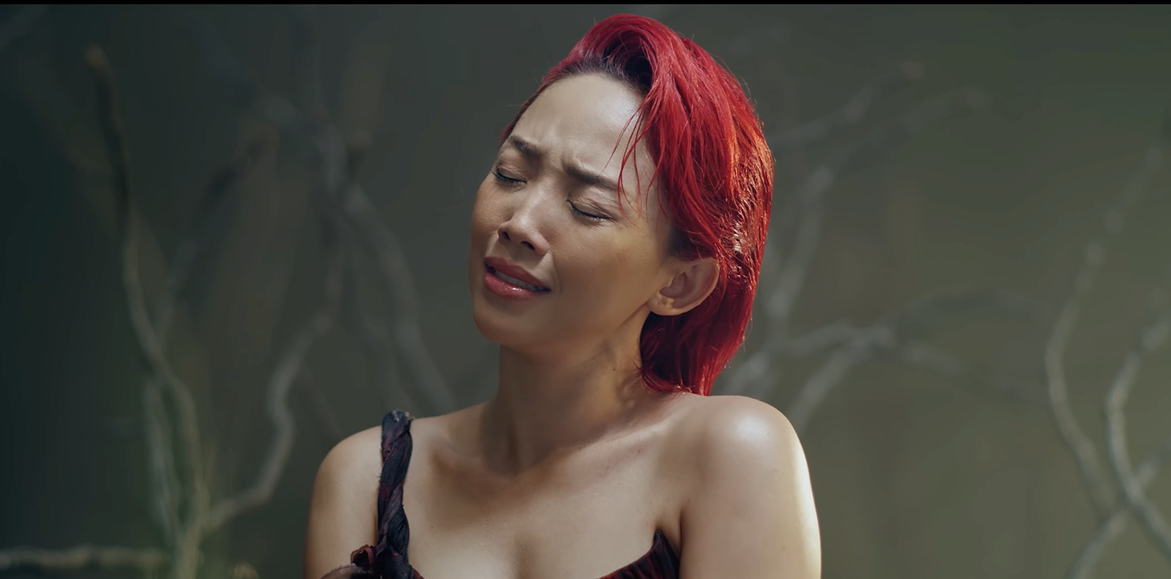 Tóc Tiên "khóc hết nước mắt" trong MV Mình Yêu Đến Đây Thôi.