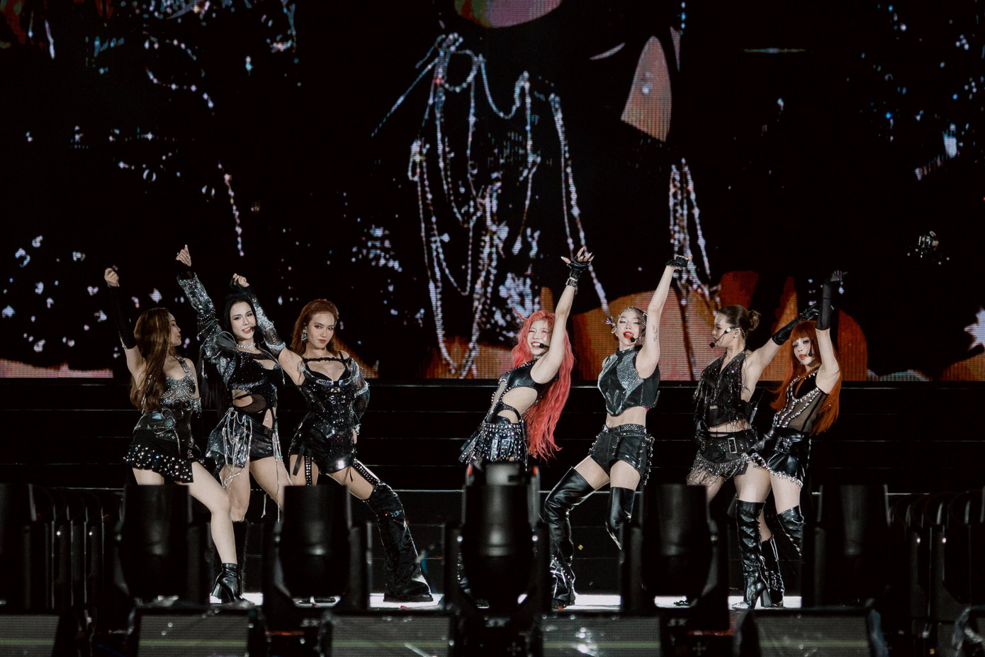 Netizen liên tục "thắp nến" debut nhóm nhạc 89-Line - những nghệ sĩ nữ sinh năm 1989 gồm: Tóc Tiên, Trang Pháp, Bùi Lan Hương, Huyền Baby, Ái Phương, Diệp Lâm Anh và Giang Hồng Ngọc sau màn kết hợp ấn tượng.