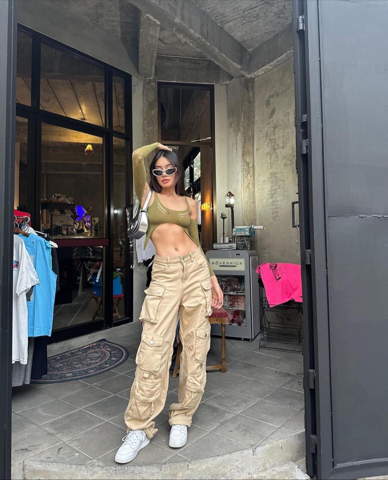 Nàng hậu khoe body nhờ những chiếc áo croptop được cắt xẻ táo bạo. Nàng hậu khoe body nhờ những chiếc áo croptop được cắt xẻ táo bạo.