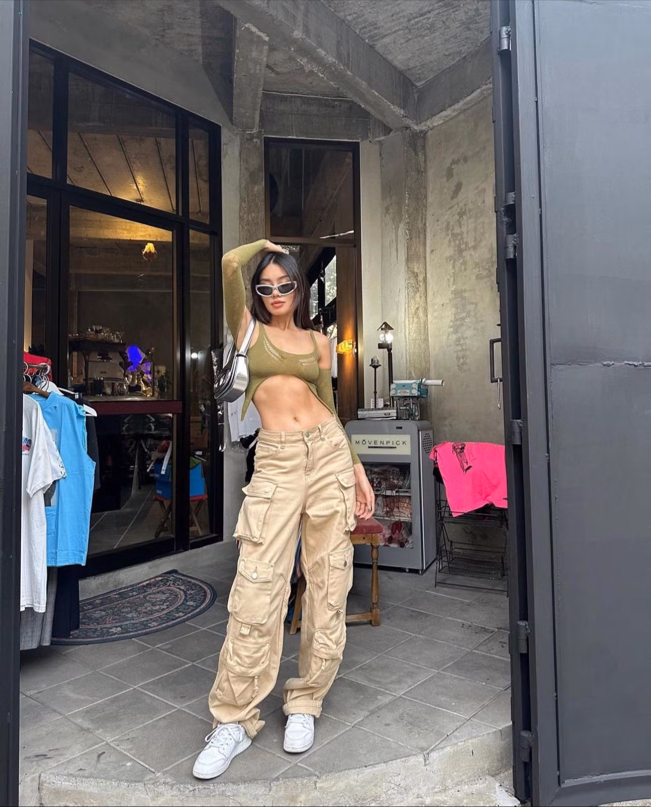 Nàng hậu khoe body nhờ những chiếc áo croptop được cắt xẻ táo bạo.