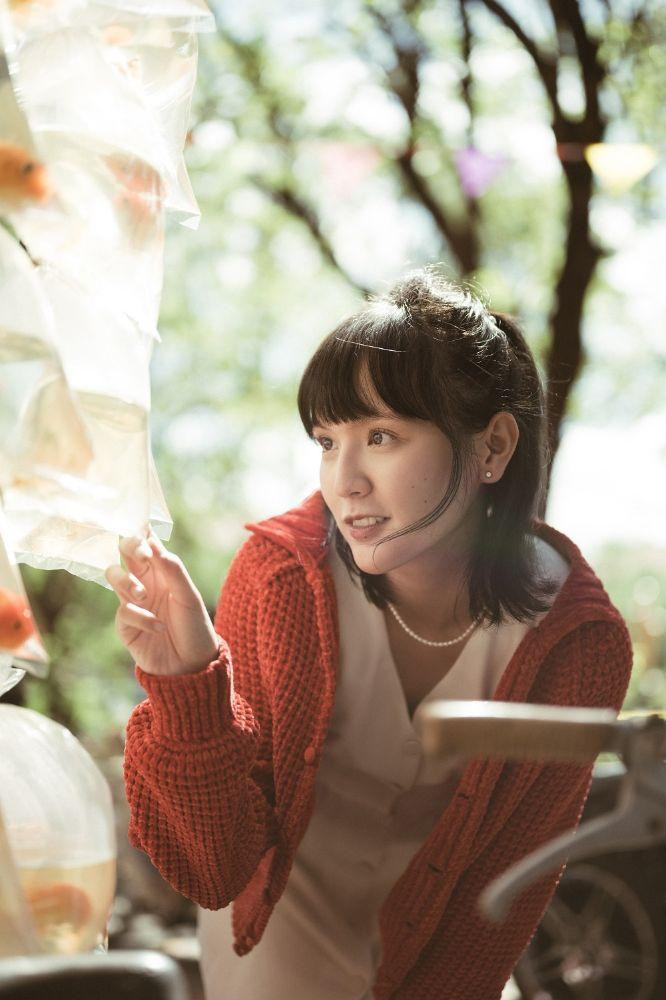 Nhan sắc trong trẻo, thuần khiết của Hải Tú trong MV Chúng Ta Của Hiện Tại.