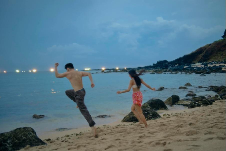 Bộ ảnh không chỉ vừa lãng mạn mà còn vô cùng năng động, tươi tắn.