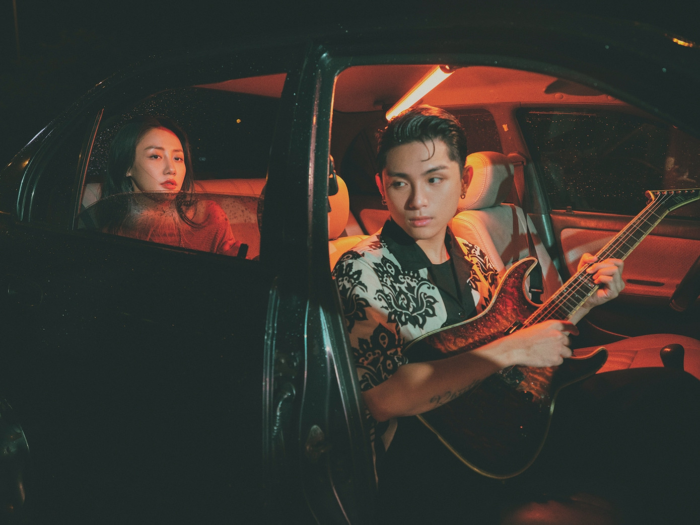 Màn góp giọng của "hoàng tử nhạc số" Grey D giúp ca khúc có thêm nhiều điểm nhấn. Màn góp giọng của "hoàng tử nhạc số" Grey D giúp ca khúc có thêm nhiều điểm nhấn.