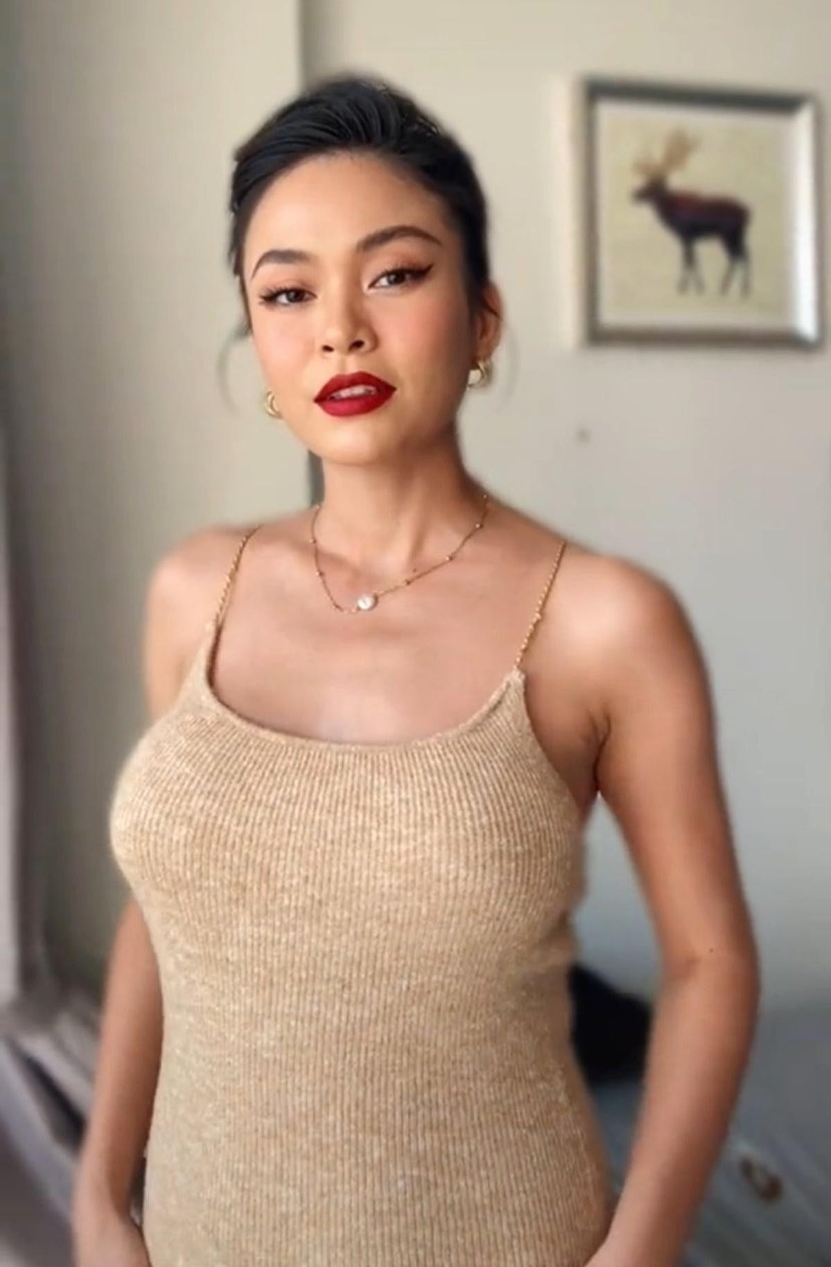 Cách đây 2 tháng, Mâu Thuỷ từng phủ nhận tin đồn mang thai khi netizen phát hiện vóc dáng cô có sự thay đổi rõ rệt. Cách đây 2 tháng, Mâu Thuỷ từng phủ nhận tin đồn mang thai khi netizen phát hiện vóc dáng cô có sự thay đổi rõ rệt.