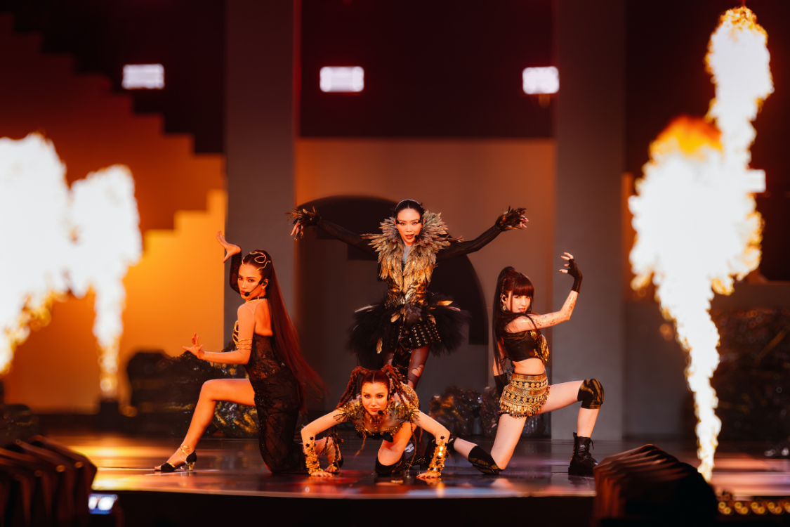 Đội hình của đội trưởng Tóc Tiên đã mang đến một tiết mục full-combo.