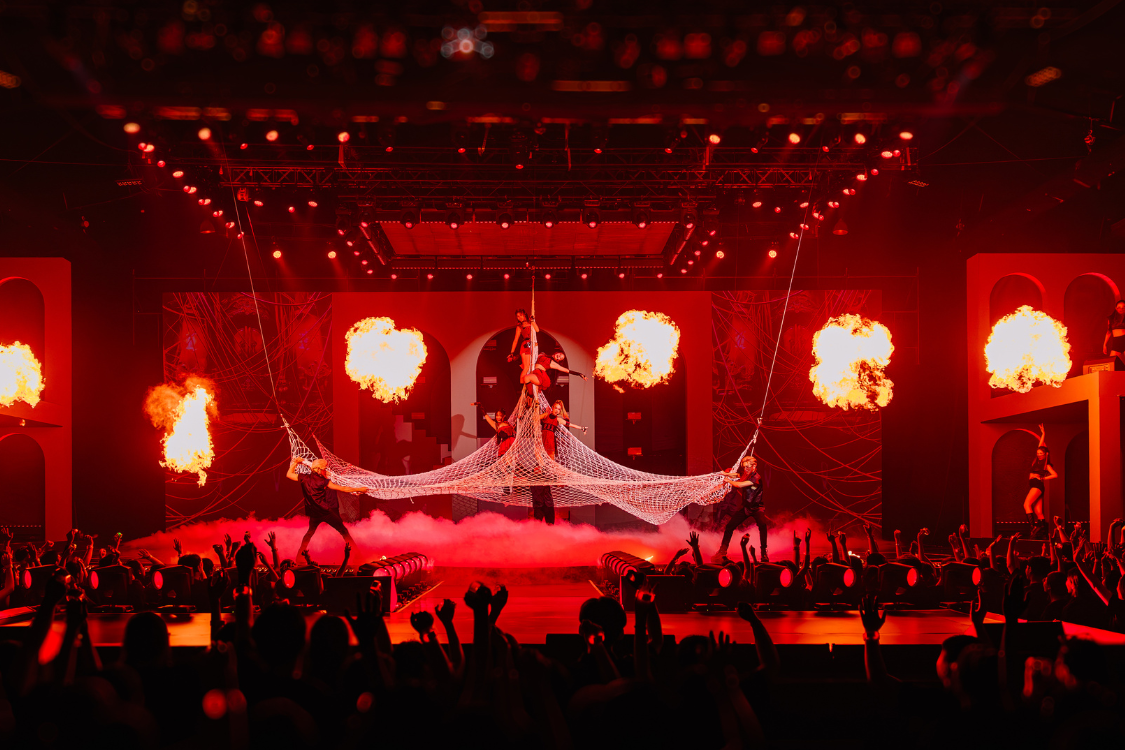 Đội Một Cú Lừa của ca nương Kiều Anh khiến trường quay phấn khích.