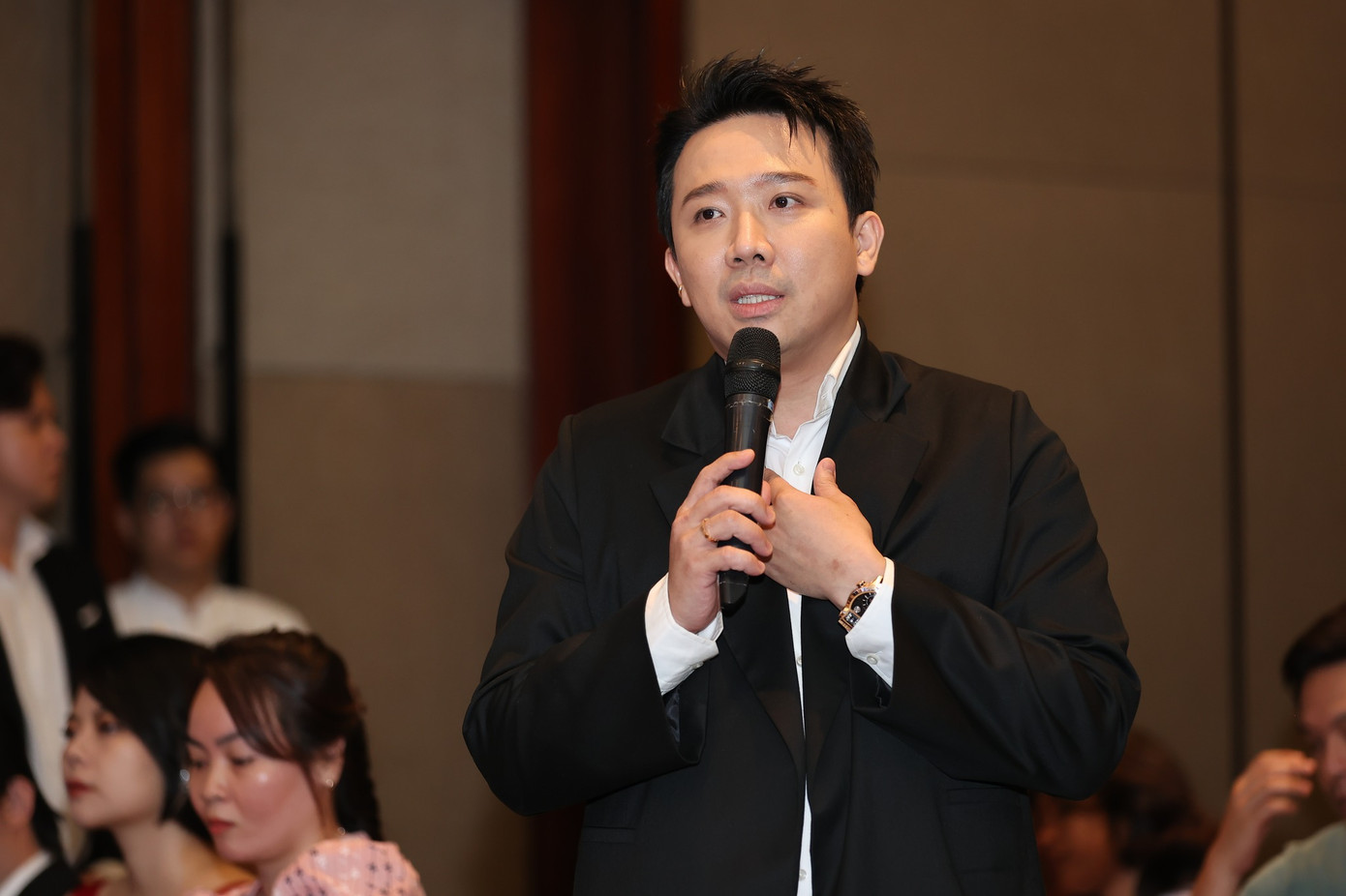 Trong năm nay, Trấn Thành là một trong những cái tên có hoạt động điện ảnh sôi nổi nhất khi xuất hiện ở nhiều vai trò: Diễn viên, biên kịch, đạo diễn, nhà sản xuất,...