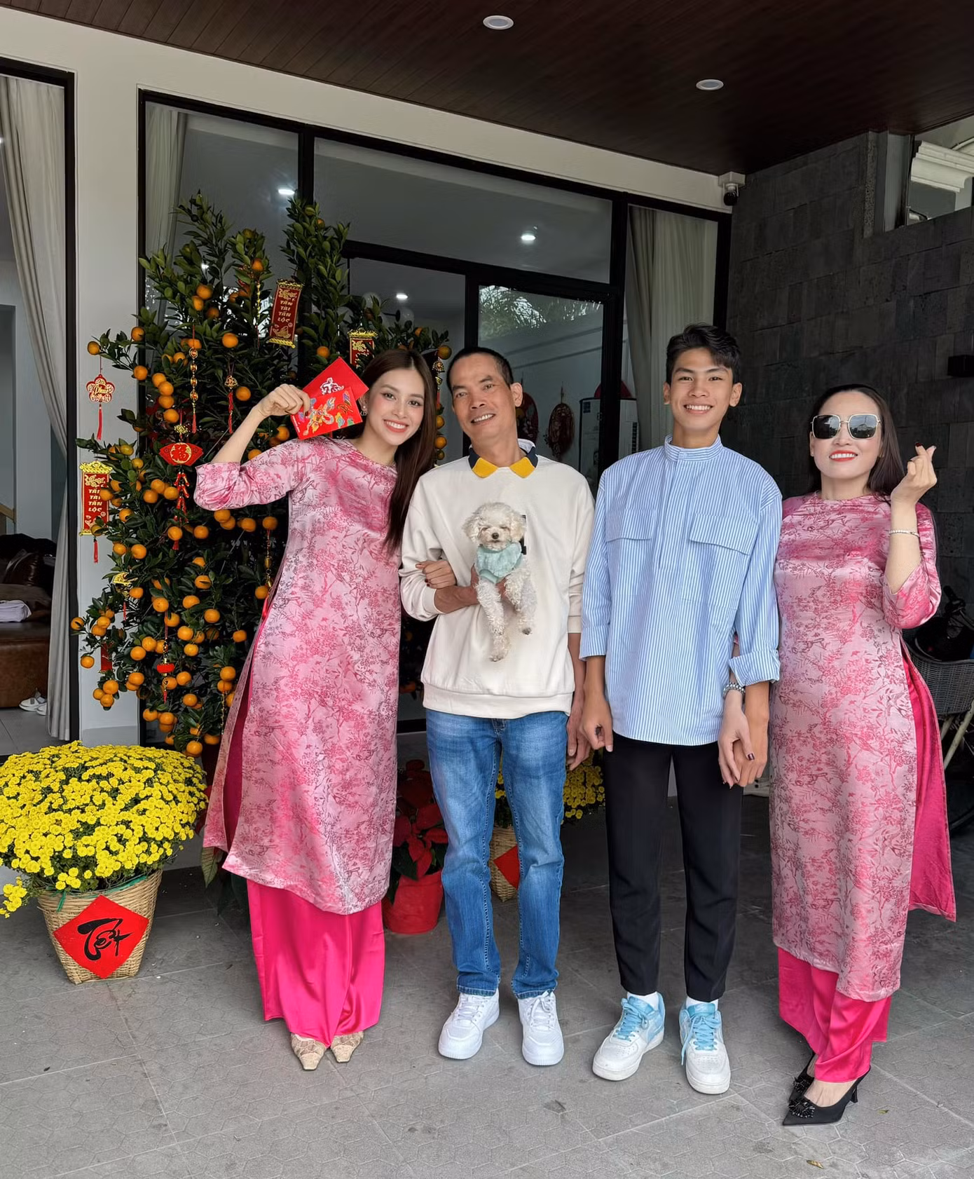 Visual "một chín một mười" của chị em nhà Tiểu Vy khiến netizen không khỏi thích thú.