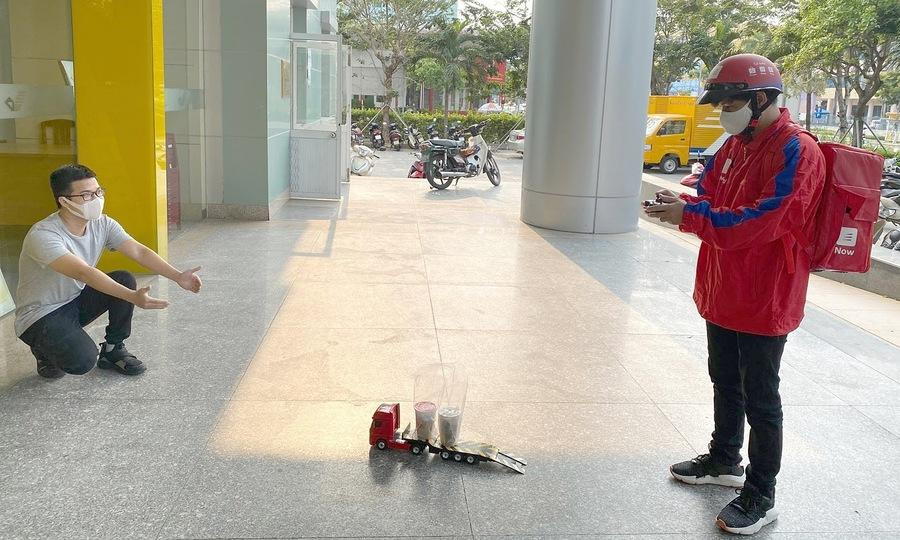 Muôn kiểu giao hàng đầy sáng tạo của các shipper cũng khiến hội Gen Z cười nghiêng ngả. Ảnh minh họa từ Internet Muôn kiểu giao hàng đầy sáng tạo của các shipper cũng khiến hội Gen Z cười nghiêng ngả. Ảnh minh họa từ Internet