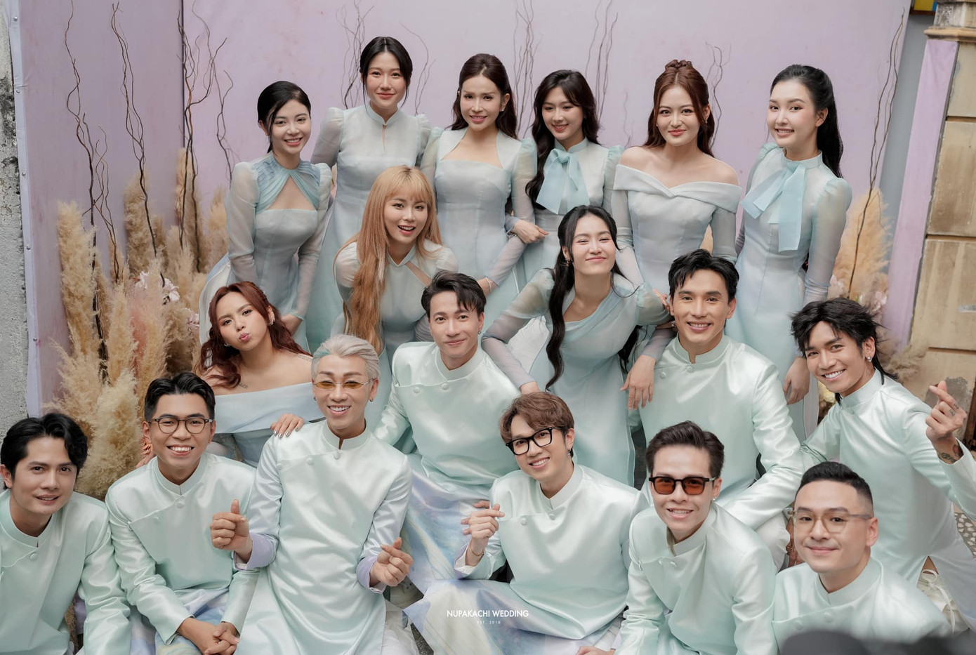 Nam diễn viên Mùa Hè Rực Rỡ còn góp mặt trong dàn bê tráp tại đám hỏi của Phan Đạt. Nam diễn viên Mùa Hè Rực Rỡ còn góp mặt trong dàn bê tráp tại đám hỏi của Phan Đạt.