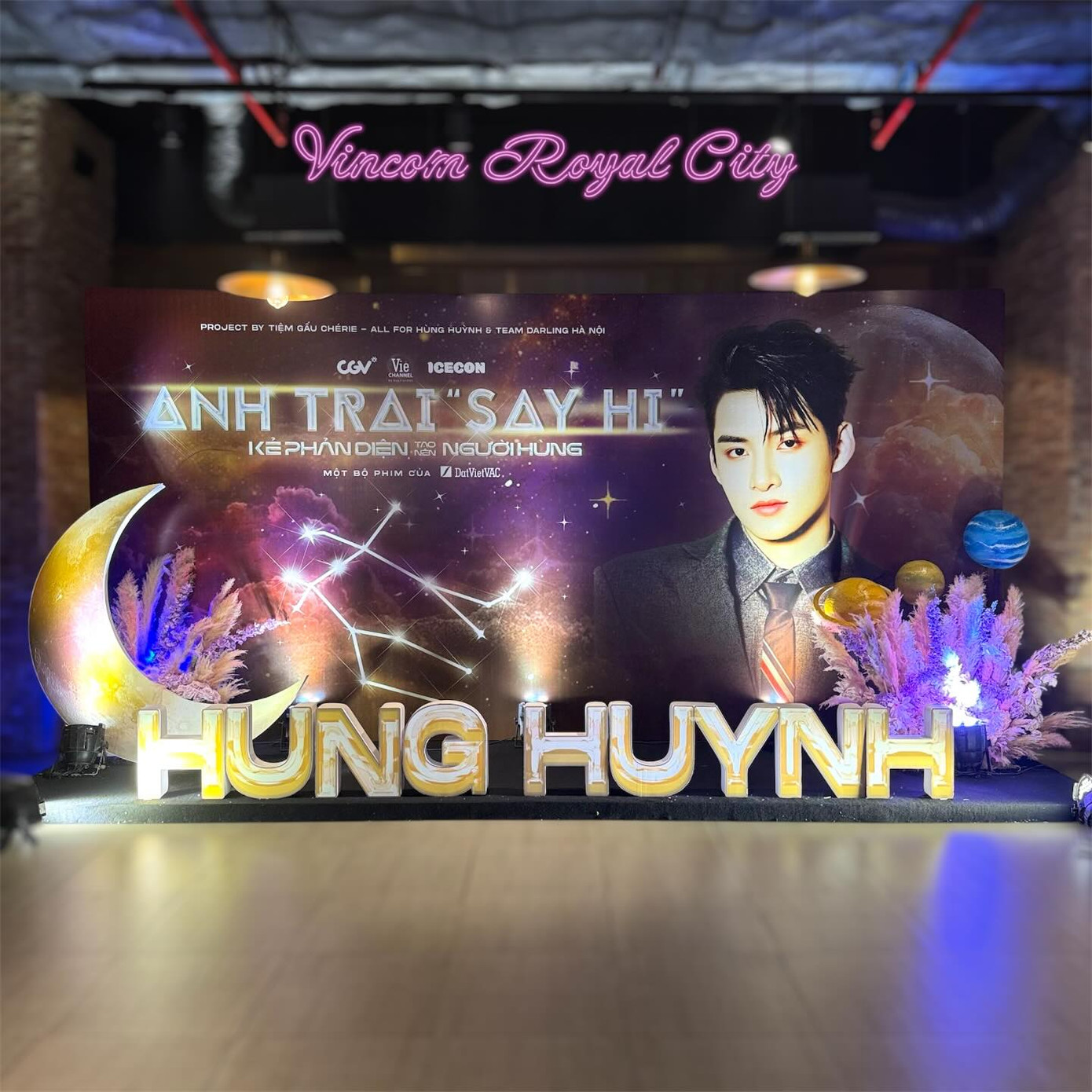 Tại Hà Nội, photobooth của nam ca sĩ gây ấn tượng bởi concept vũ trụ lấp lánh, được thực hiện bởi Tiệm Gấu Chérie - All for Hùng Huỳnh và Team Darling Hà Nội. Tại Hà Nội, photobooth của nam ca sĩ gây ấn tượng bởi concept vũ trụ lấp lánh, được thực hiện bởi Tiệm Gấu Chérie - All for Hùng Huỳnh và Team Darling Hà Nội.