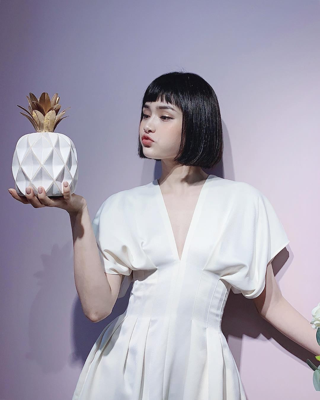 Icon trái dứa xuất hiện trong đoạn clip có phải là ngầm hé lộ về cô nàng? Icon trái dứa xuất hiện trong đoạn clip có phải là ngầm hé lộ về cô nàng?