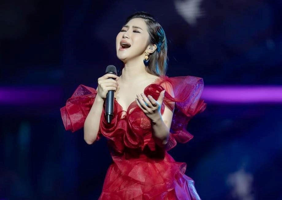Hương Tràm sở hữu giọng hát nội lực và truyền cảm. Hương Tràm sở hữu giọng hát nội lực và truyền cảm.