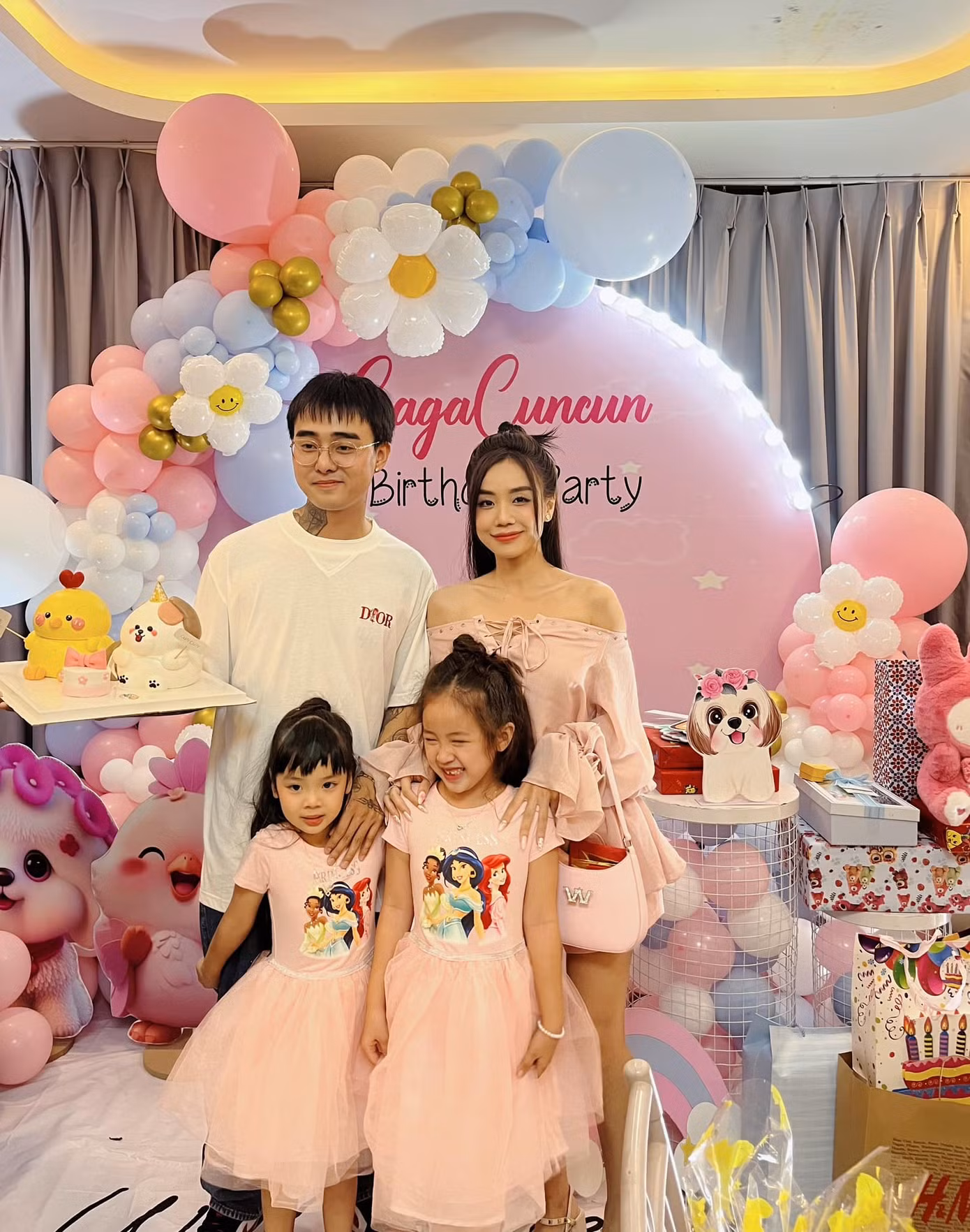 Mới đây, Cindy Lư cũng đăng tải hình ảnh gia đình hạnh phúc bên Đạt G và tiết lộ nam ca sĩ đã âm thầm đồng hành cùng cô nuôi dạy, chăm sóc 2 nhóc tì trong suốt 3 năm.