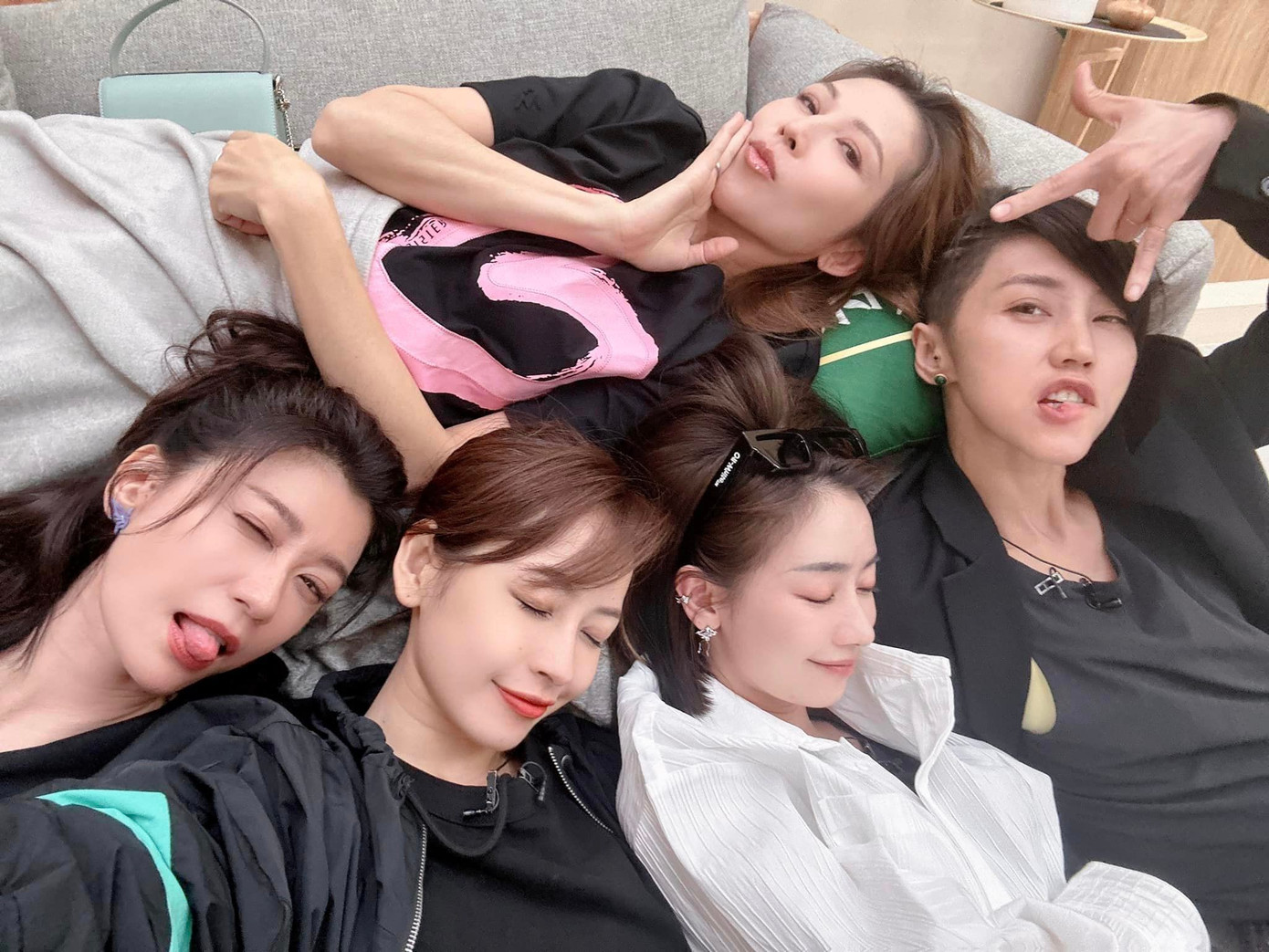 Chi Pu có mối quan hệ thân thiết với hầu hết các tỷ tỷ trong chương trình.