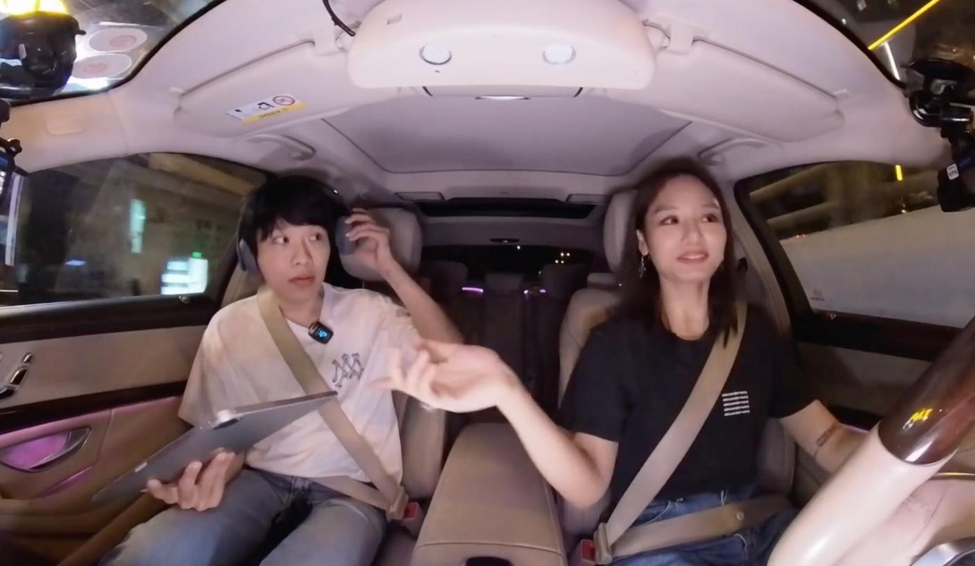 Bên cạnh những lời khen, bộ ba "Cờ Cá Ngựa" liên tục thay phiên "cà khịa" Miu Lê. Bên cạnh những lời khen, bộ ba "Cờ Cá Ngựa" liên tục thay phiên "cà khịa" Miu Lê.