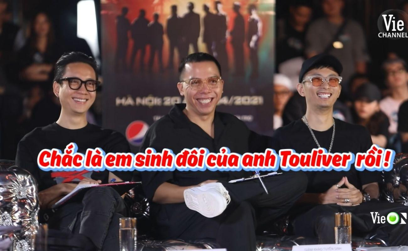 Dàn giám khảo và đặc biệt là Touliver &quot;cười tít mắt&quot; khi nhìn thấy &quot;bản sao&quot; của mình.