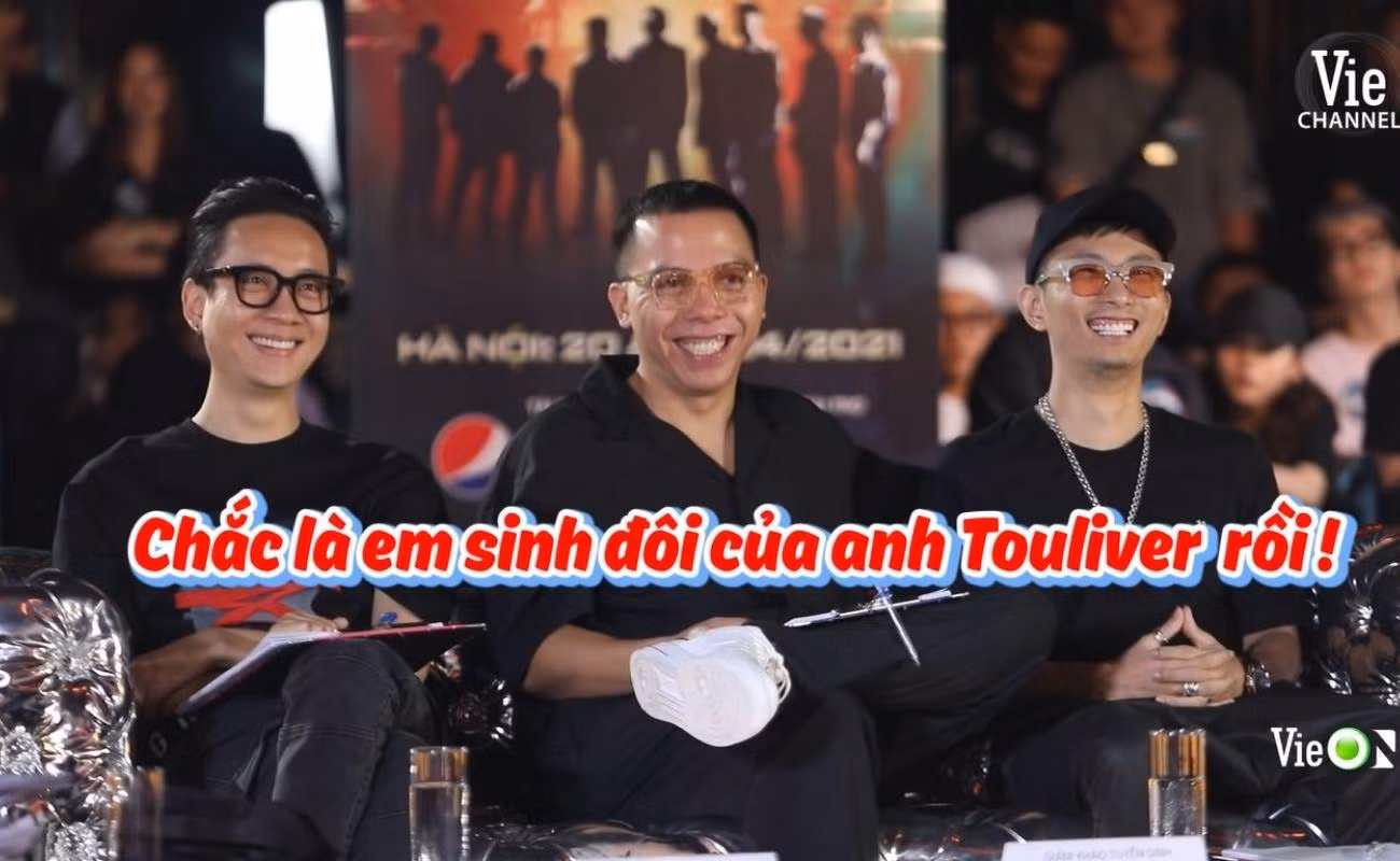 Dàn giám khảo và đặc biệt là Touliver "cười tít mắt" khi nhìn thấy "bản sao" của mình.