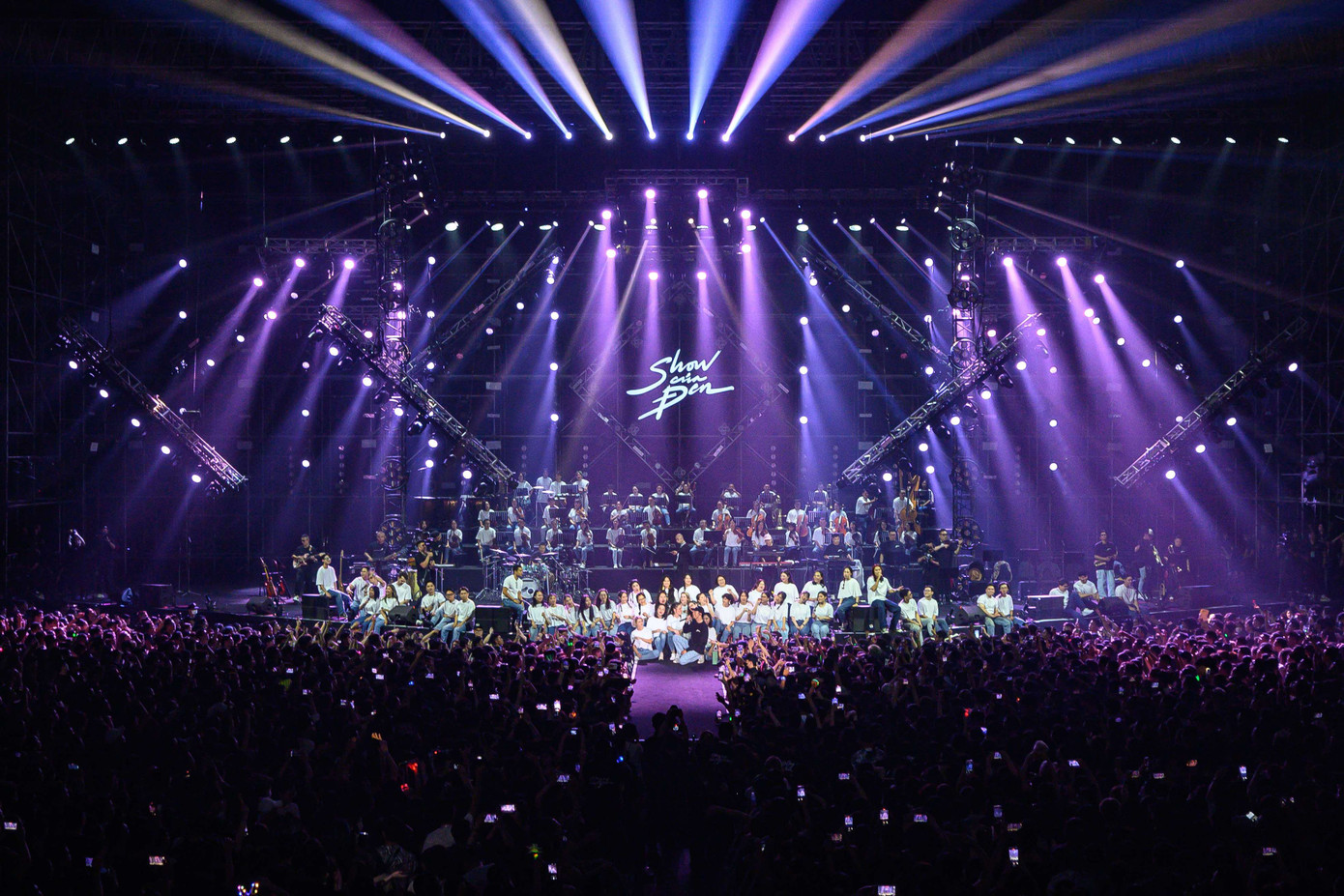 Ở phần cuối liveshow, Đen thể hiện liên tục 3 ca khúc: Ai Muốn Nghe Không, Bài Này Chill Phết và Đi Về Nhà cùng dàn hợp xướng mang đến không gian âm nhạc đầy lắng đọng và cảm xúc. Ở phần cuối liveshow, Đen thể hiện liên tục 3 ca khúc: Ai Muốn Nghe Không, Bài Này Chill Phết và Đi Về Nhà cùng dàn hợp xướng mang đến không gian âm nhạc đầy lắng đọng và cảm xúc.