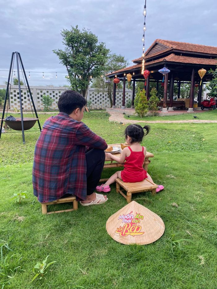 Trường Giang luôn biết cách khoe khéo tình cảm của hai bố con trên mạng xã hội.