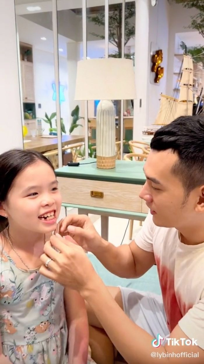 Trong một đoạn clip được đăng tải trên trang cá nhân, Lý Bình đã giúp bé Mia giải quyết chiếc răng sâu mà không tốn một giọt nước mắt. Nhóc tỳ 9 tuổi sau khi nhổ được chiếc răng cũng rất vui vẻ và có biểu cảm đáng yêu với nam diễn viên.