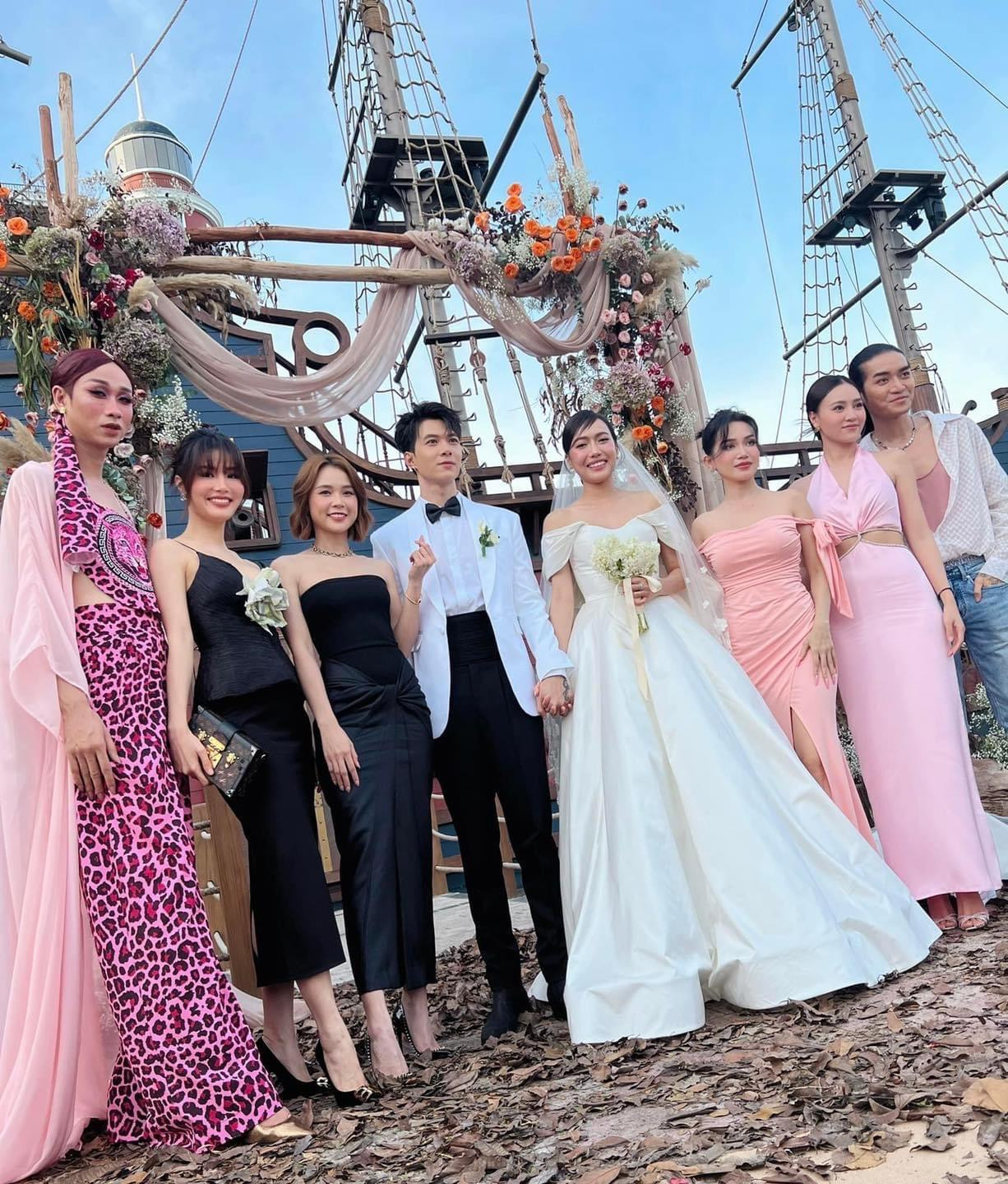 Dàn người đẹp Diễm My 9X, Sam, Sĩ Thanh, Ninh Dương Lan Ngọc đọ sắc. Dàn người đẹp Diễm My 9X, Sam, Sĩ Thanh, Ninh Dương Lan Ngọc đọ sắc.