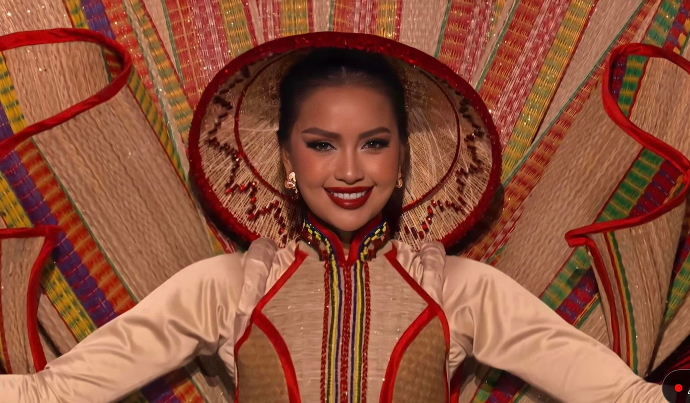 Layout make-up tông đỏ đậm chất Á Đông của Ngọc Châu nhận được nhiều lời khen ngợi. Layout make-up tông đỏ đậm chất Á Đông của Ngọc Châu nhận được nhiều lời khen ngợi.