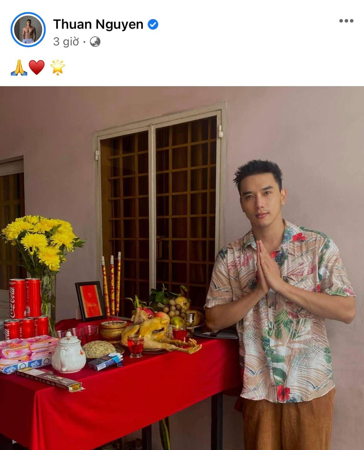 Diễn viên Thuận Nguyễn cung kính trước bàn thờ tổ ngay tại gia. Diễn viên Thuận Nguyễn cung kính trước bàn thờ tổ ngay tại gia.