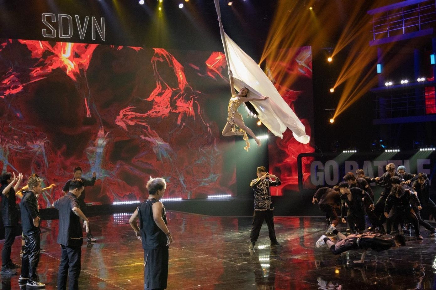 Nữ Đội trưởng cũng thể hiện khả năng đu dây trên không thuần thục, làm nên một phần kết trọn vẹn cho showcase