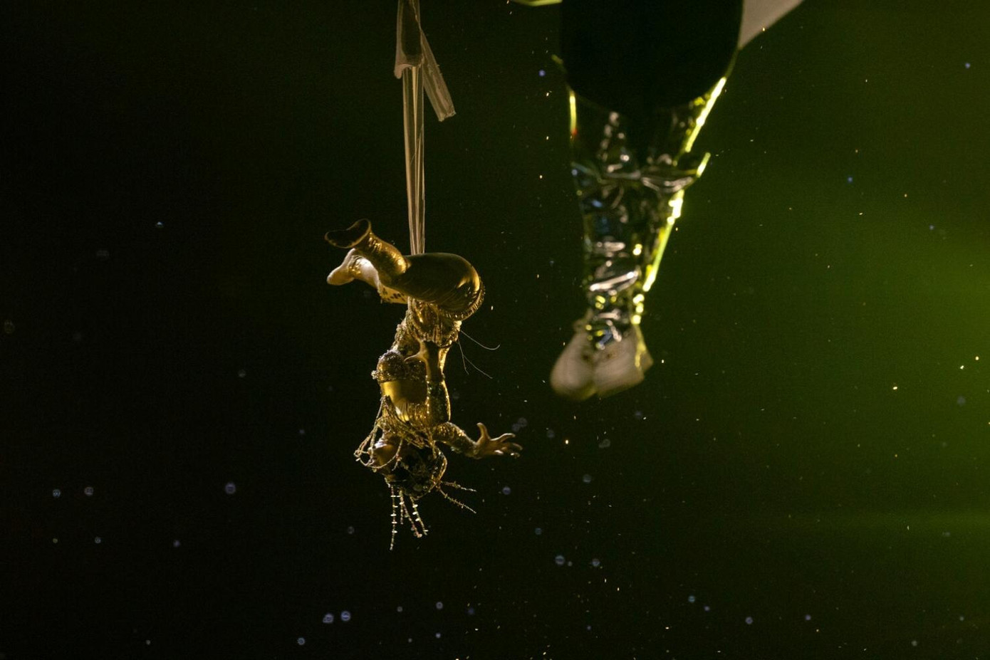 Màn đu dây ấn tượng của Chi Pu