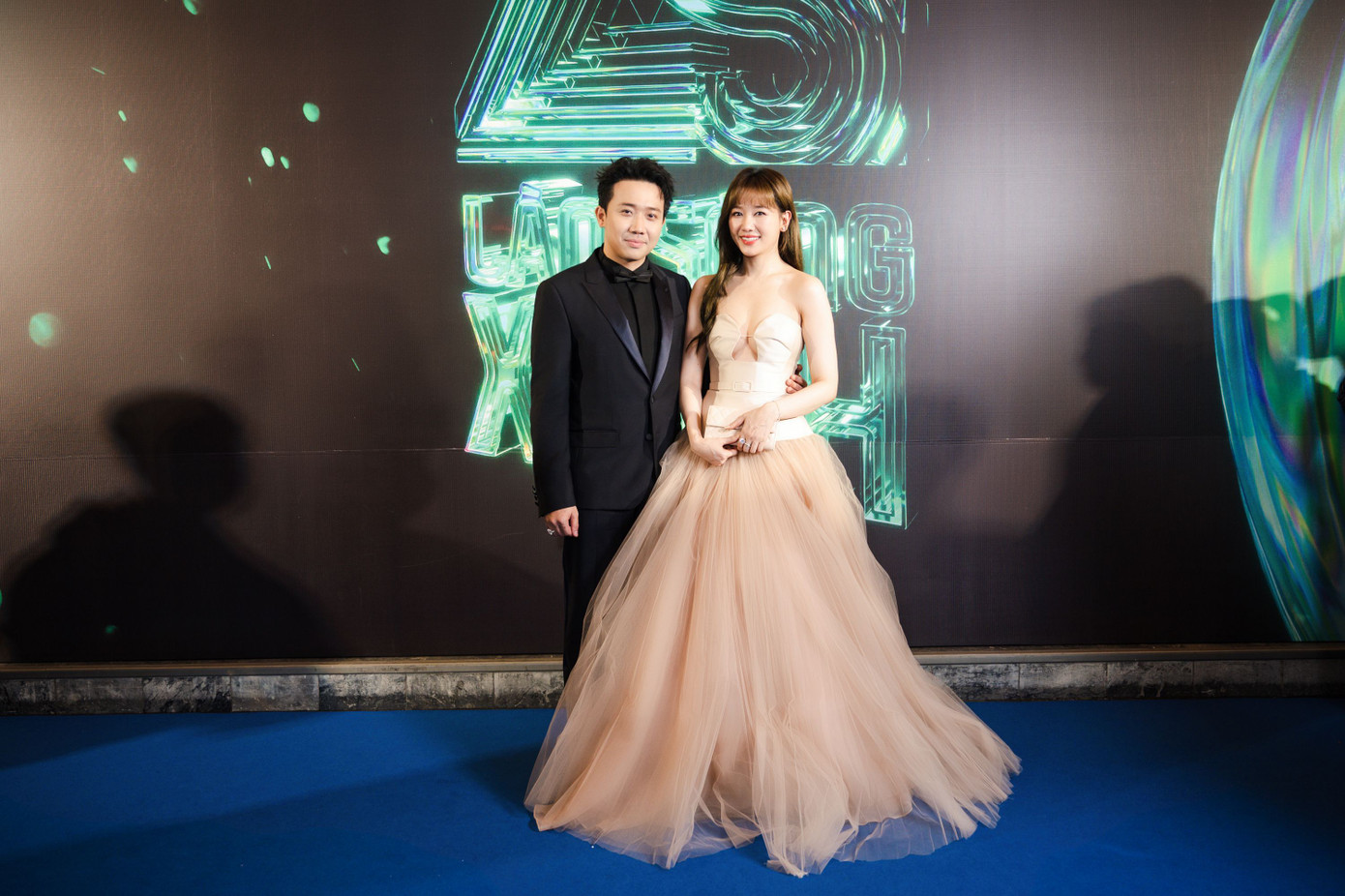 Vợ chồng Trấn Thành và Hari Won xuất hiện tình tứ bên nhau.