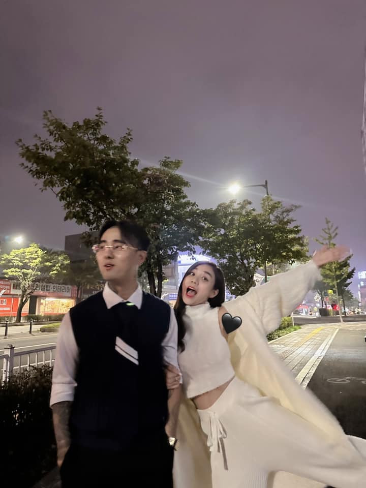 Dưới phần bình luận bài viết, Cindy Lư hạnh phúc chia sẻ những hình ảnh ngọt ngào của cả hai.