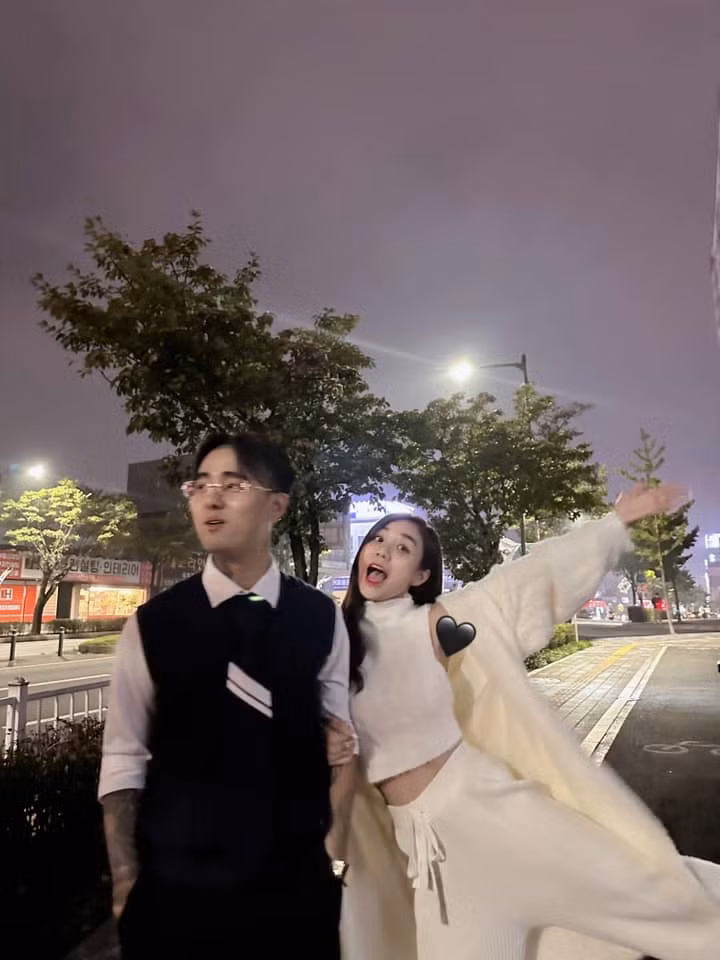 Dưới phần bình luận bài viết, Cindy Lư hạnh phúc chia sẻ những hình ảnh ngọt ngào của cả hai.