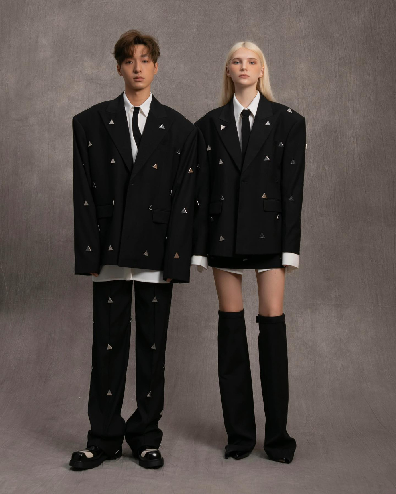 Các trang phục đang ở nước ngoài, không thể mang về kịp lịch họp báo nên Kelbin Lei đã từ chối hỗ trợ trong lần này.