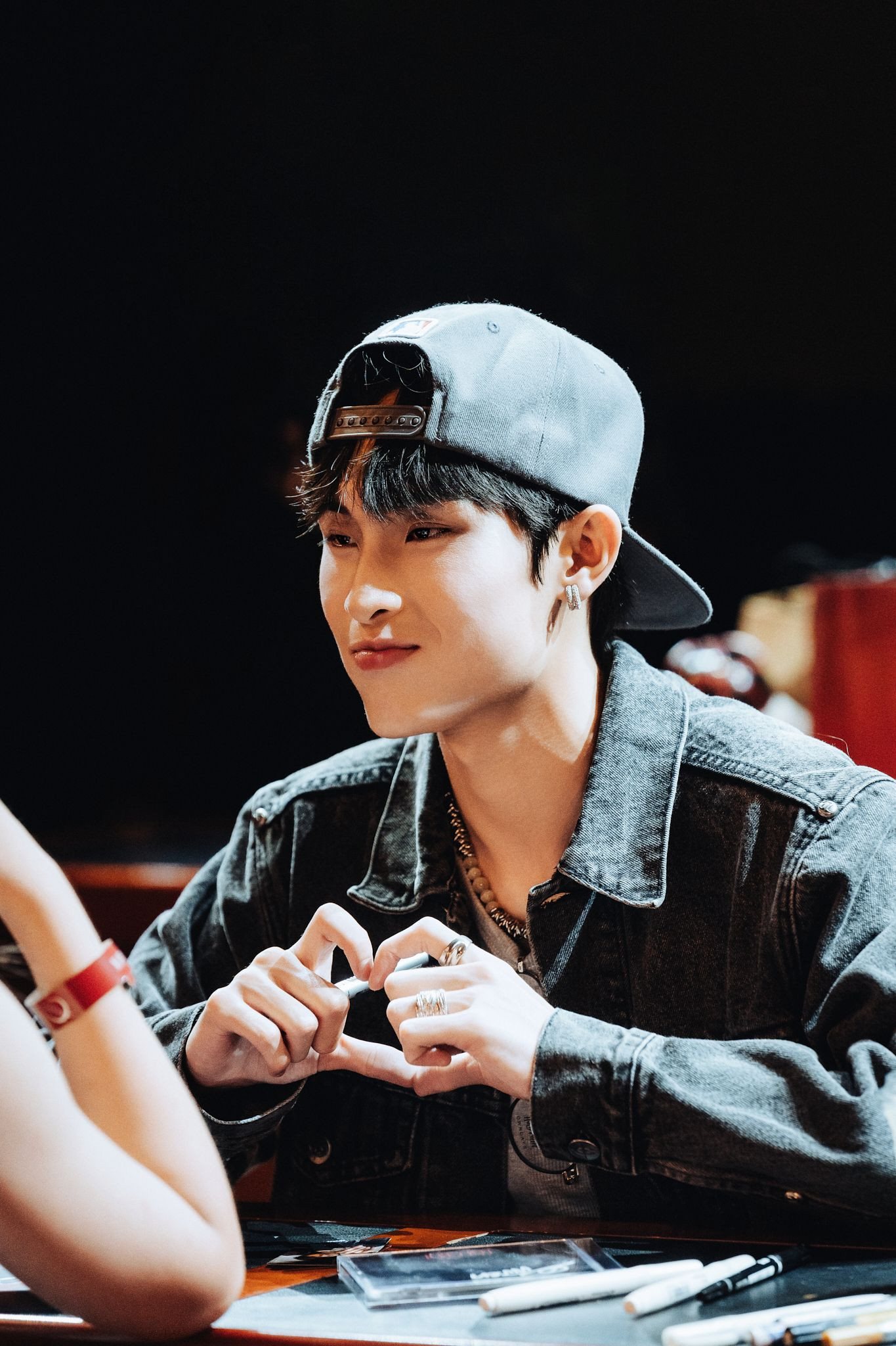 Trong buổi fan meeting, Wren Evans đã từng úp mở sẽ trở lại một cách &quot;không ai đoán trước&quot;.