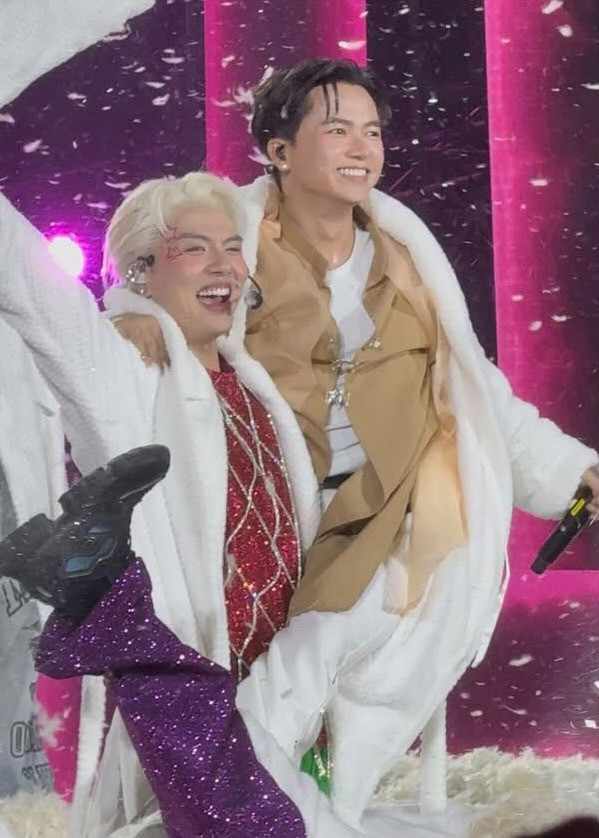 Một trong những khoảnh khắc &quot;rung rinh&quot; nhất trong đêm concert ATVNCG đêm nay, đặc biệt là với các &quot;thuyền viên&quot; của OTP Bùi Công Nam - Duy Khánh. Nguồn: @quyba.dabeo