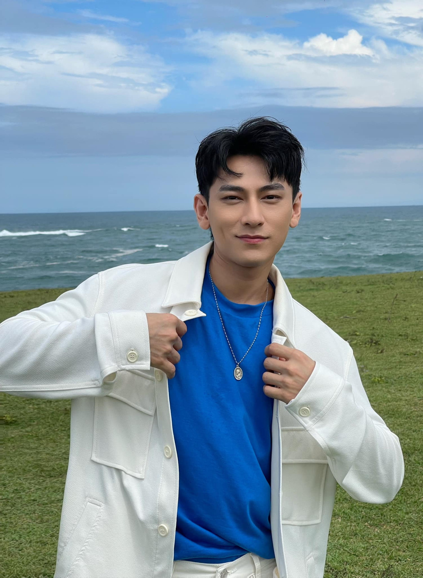 Dù đã U40, Isaac vẫn sở hữu nhan sắc &quot;không tuổi&quot; cùng phong cách thời trang trẻ trung.