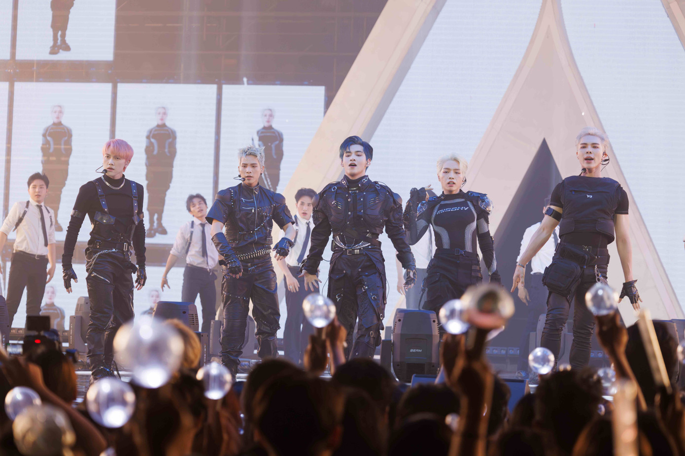 Sau Đêm Nay và SOS là 2 bài hát bước vào Round 2 đầu tiên, mang phong cách chuẩn boyband. Sau Đêm Nay và SOS là 2 bài hát bước vào Round 2 đầu tiên, mang phong cách chuẩn boyband.