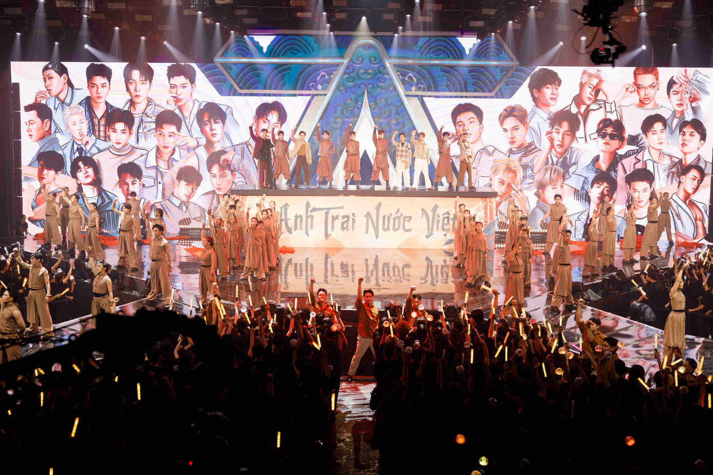 Tiết mục Anh Trai Nước Việt của team Erik khiến khán giả trường quay xúc động bởi sự xuất hiện trở lại của những anh trai từng bị loại. Tiết mục Anh Trai Nước Việt của team Erik khiến khán giả trường quay xúc động bởi sự xuất hiện trở lại của những anh trai từng bị loại.