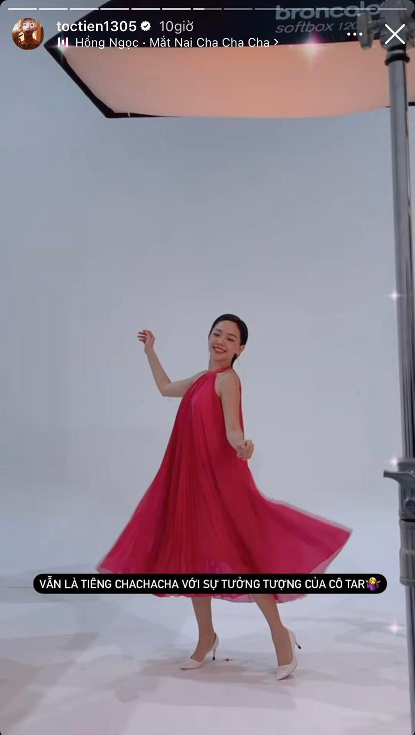 Nữ ca sĩ đã mượn váy của ê-kíp chụp hình để tranh thủ đến chúc mừng Mai Tiến Dũng.