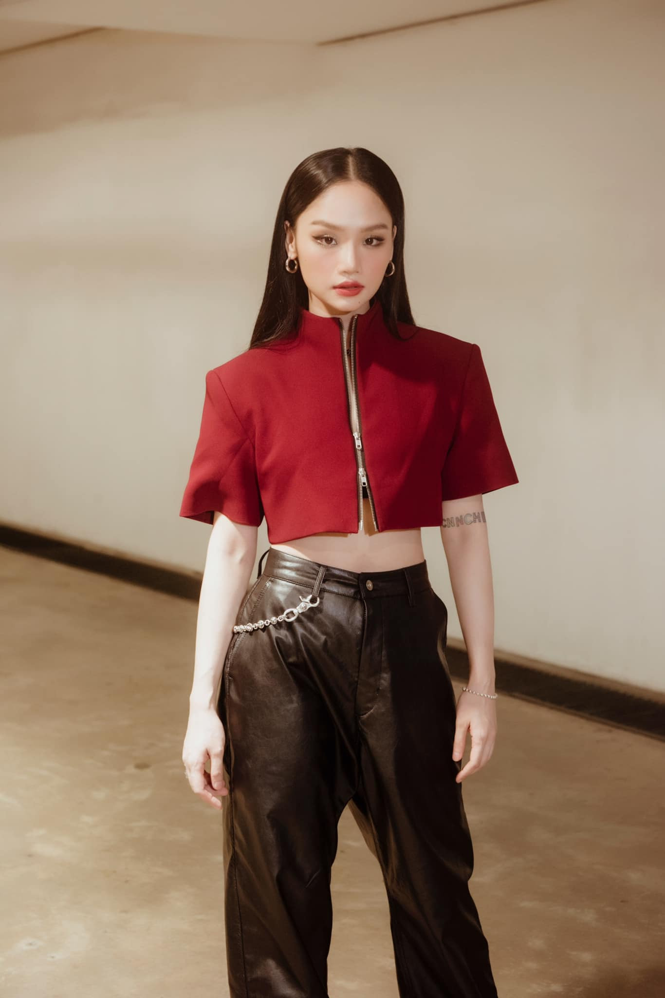 Hiện tại, nữ ca sĩ lựa chọn phong cách thời trang khoẻ khoắn, năng động và luôn giữ sự tích cực, tự tin cho bản thân. Hiện tại, nữ ca sĩ lựa chọn phong cách thời trang khoẻ khoắn, năng động và luôn giữ sự tích cực, tự tin cho bản thân.