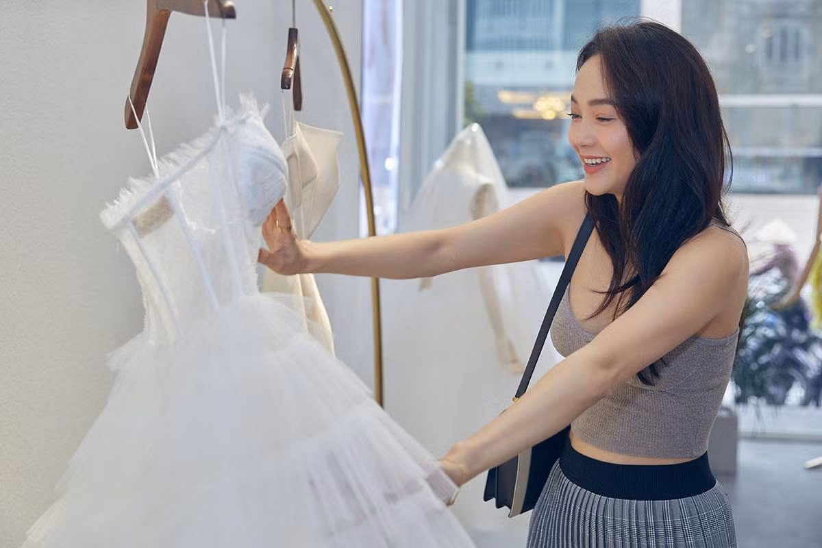 Minh Hằng còn hé lộ câu nói gây xúc động của chồng về chuyện làm đám cưới: "Anh muốn em hãy quyết định tất cả những điều em mong muốn cho đám cưới của chúng mình" Minh Hằng còn hé lộ câu nói gây xúc động của chồng về chuyện làm đám cưới: "Anh muốn em hãy quyết định tất cả những điều em mong muốn cho đám cưới của chúng mình"