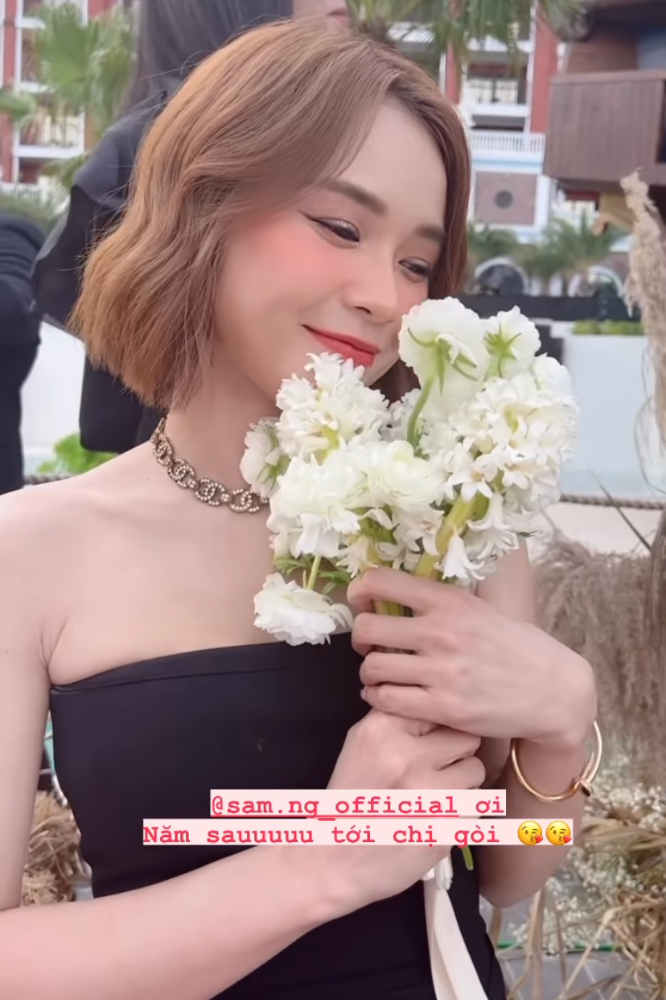 Sam may mắn bắt được hoa đám cưới, netizen rần rần giục sớm ra mắt bạn trai. Sam may mắn bắt được hoa đám cưới, netizen rần rần giục sớm ra mắt bạn trai.