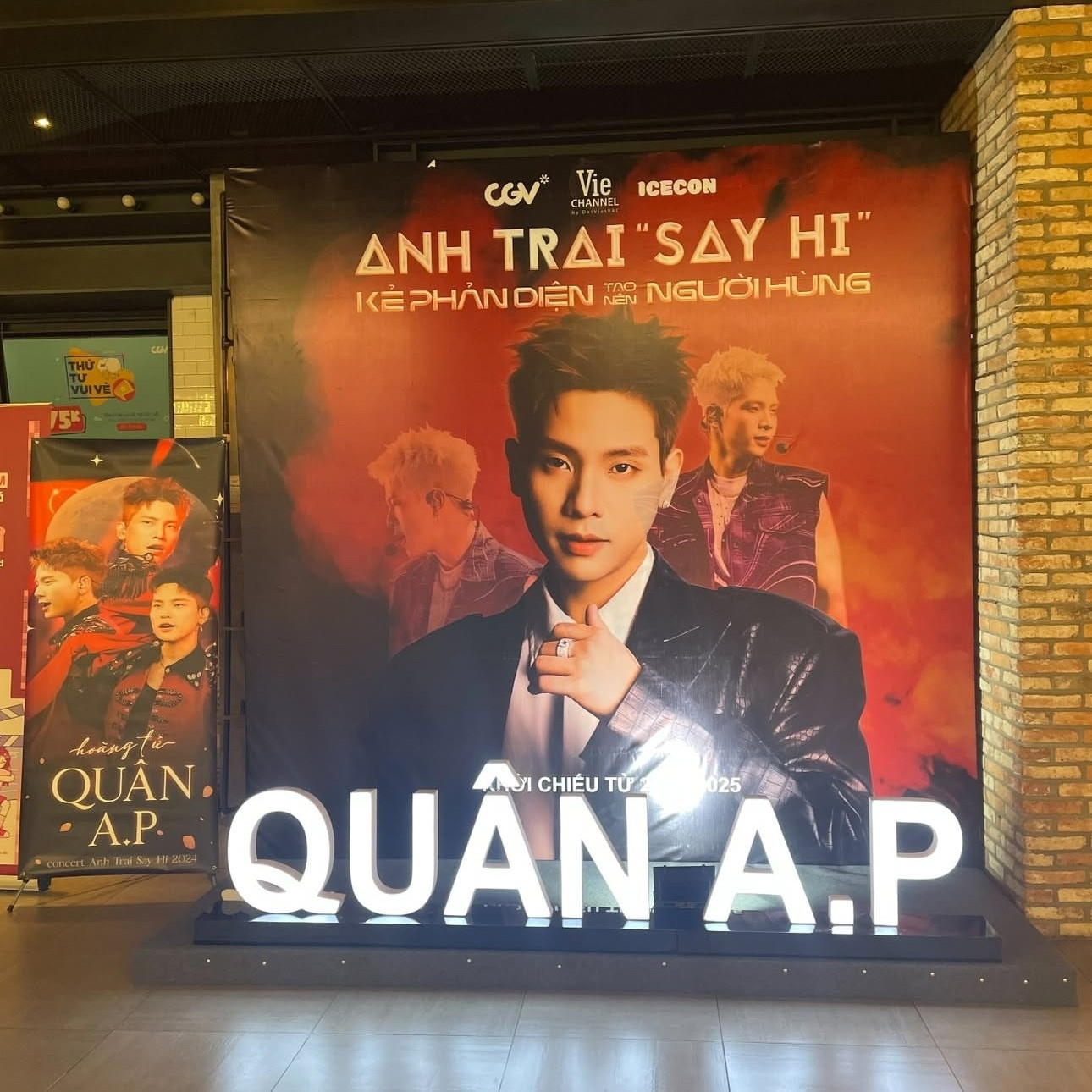 Photobooth của FC Quân A.P có phong cách tối giản nhưng vẫn nổi bật với gam màu đỏ - cam chủ đạo. Photobooth của FC Quân A.P có phong cách tối giản nhưng vẫn nổi bật với gam màu đỏ - cam chủ đạo.