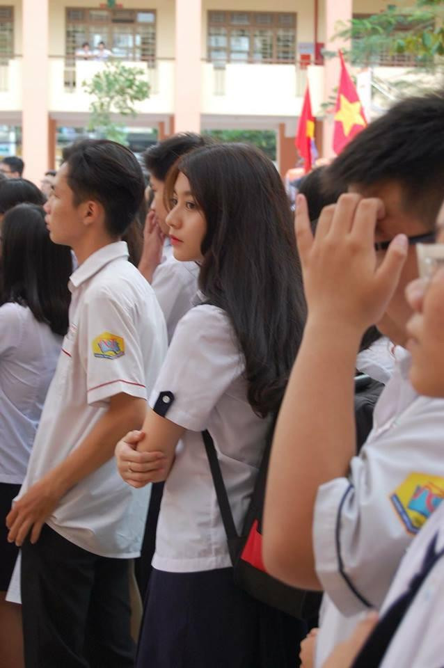 Trước đó, khi còn là học sinh trường THPT Nguyễn Chí Thanh, Bâu đã &quot;gây bão&quot; mạng xã hội bởi khoảnh khắc góc nghiêng thần thánh.