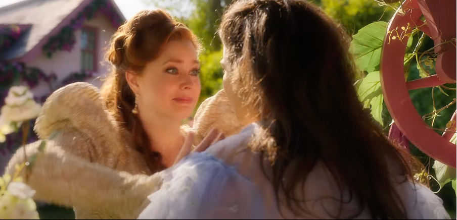 Phân cảnh &quot;hú hồn&quot; giữa Giselle và người con riêng của Robert khiến người xem không khỏi thắc mắc về những gì đã xảy ra với nàng công chúa.