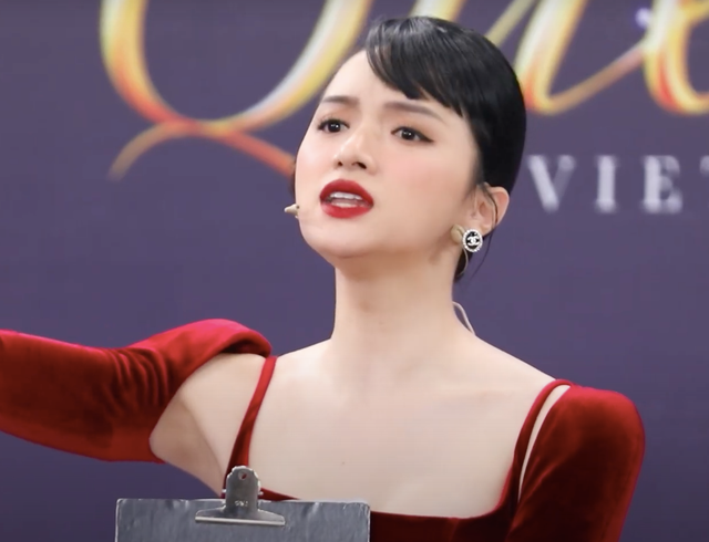 Dù liên tục được nhắc nhở nhưng thái độ thiếu hợp tác của Huỳnh My trong tập 2 Miss International Queen Vietnam 2023 khiến các giám khảo khó chịu. Dù liên tục được nhắc nhở nhưng thái độ thiếu hợp tác của Huỳnh My trong tập 2 Miss International Queen Vietnam 2023 khiến các giám khảo khó chịu.